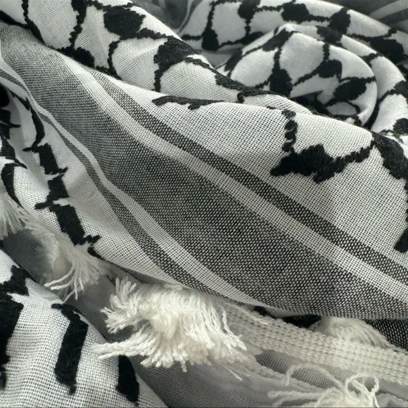 Palestinian Kufiya Shemagh hatta Scarf Shawl neck wrap embroidered with tussles - Picture 4 of 4